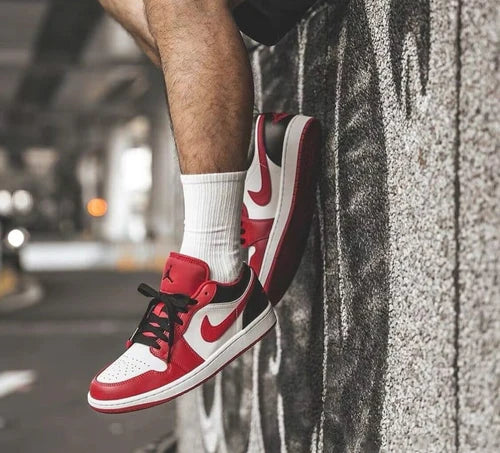 Jordan 1 Low Bulls (553558-163) | SneakerClassics