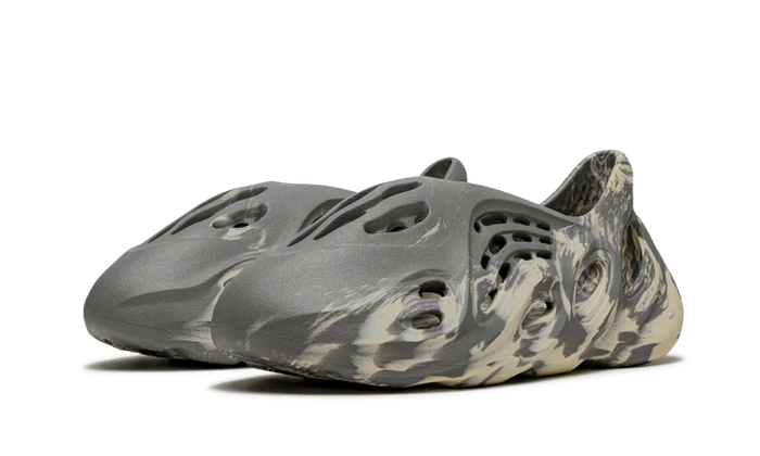adidas Yeezy Foam RNNR MXT Moon Gray (GV7904) | SneakerClassics